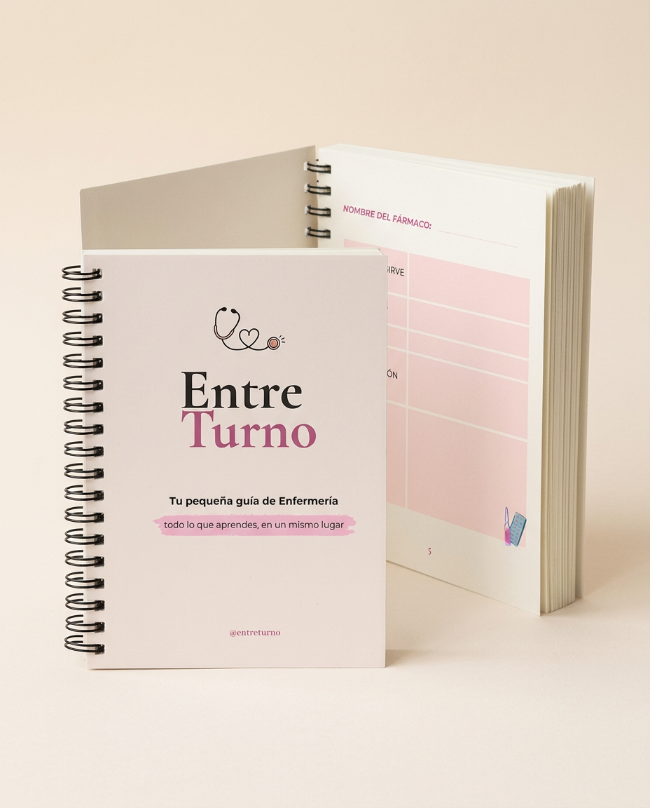 Libreta Entreturno A6 con espiral metálica negra y tapa blanda mate, cerrada y abierta por la página de fármacos